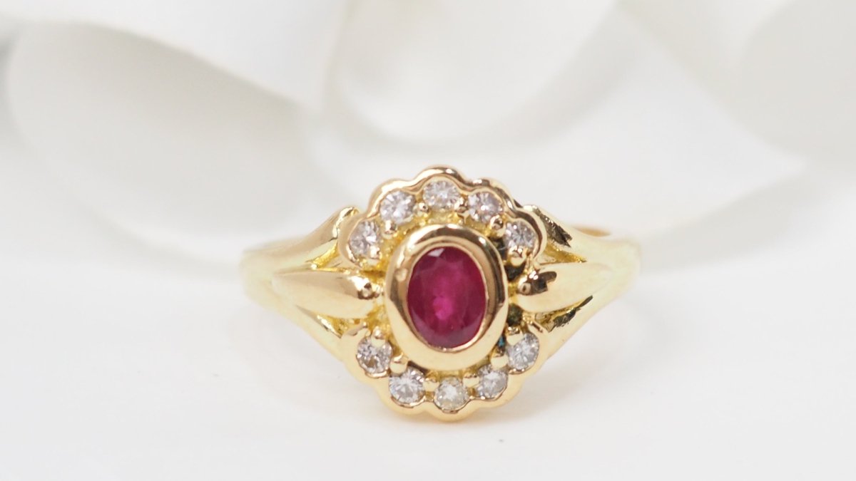 Bague marguerite en or jaune, rubis et diamants - Castafiore