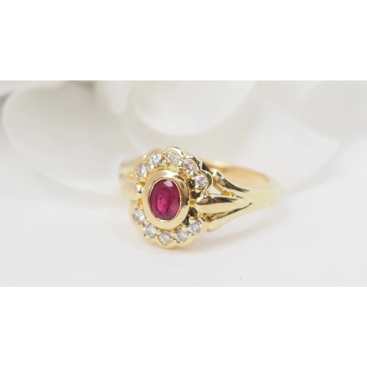 Bague marguerite en or jaune, rubis et diamants - Castafiore