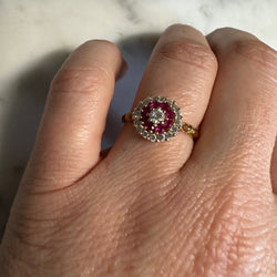 Bague Marguerite en or jaune, rubis, oxydes et diamants - Castafiore