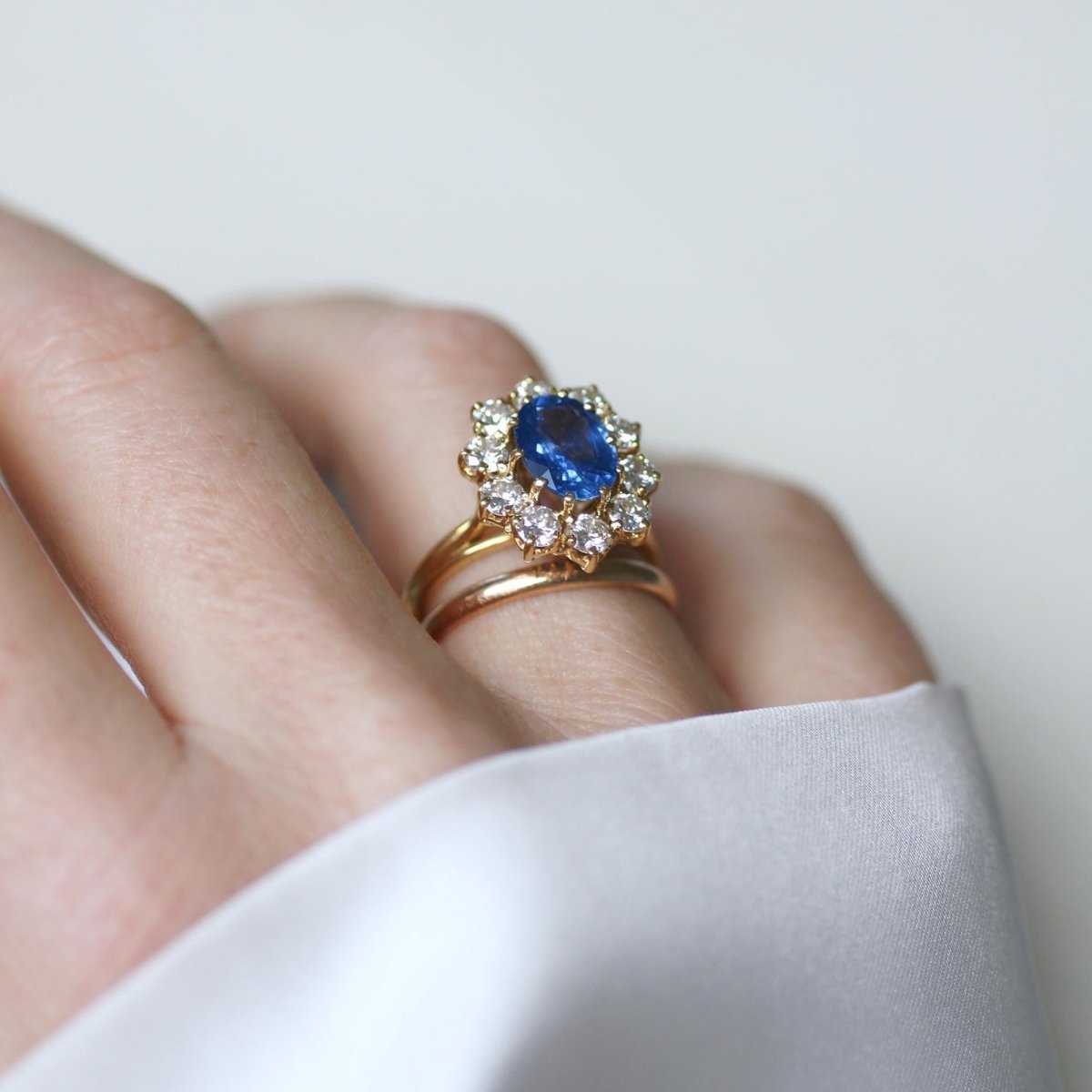 Bague Marguerite en or jaune, saphir, et diamants - Castafiore