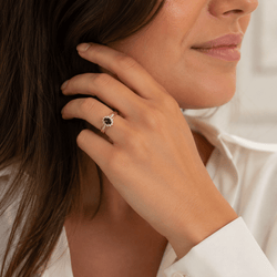 Bague Marguerite en or jaune, saphir et diamants - Castafiore