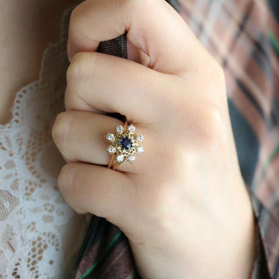 Bague marguerite en or jaune saphir et diamants - Castafiore