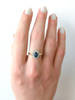 Bague Marguerite en or jaune, saphir, et diamants - Castafiore