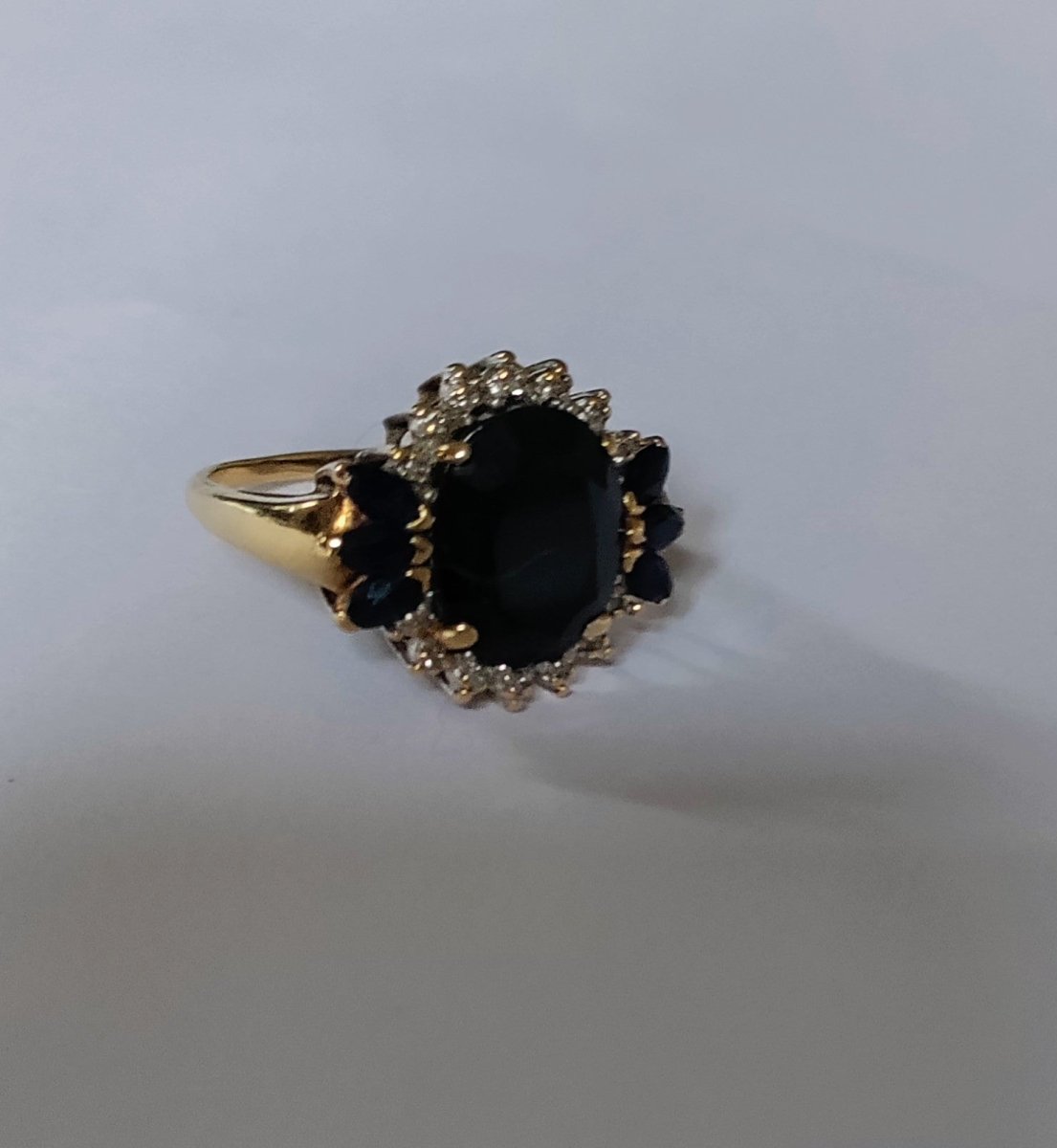Bague Marguerite en or jaune, saphirs et diamants - Castafiore