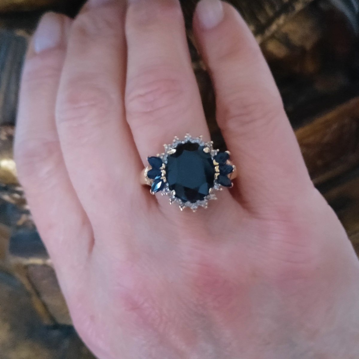 Bague Marguerite en or jaune, saphirs et diamants - Castafiore