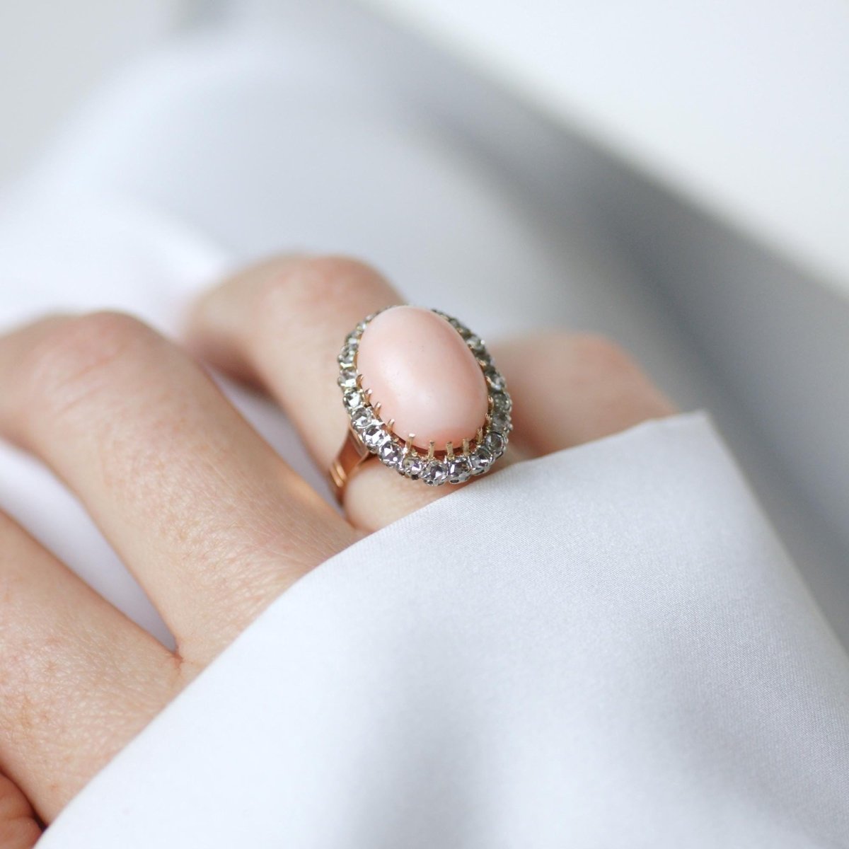 Bague Marguerite en or rose, platine, corail et diamants - Castafiore