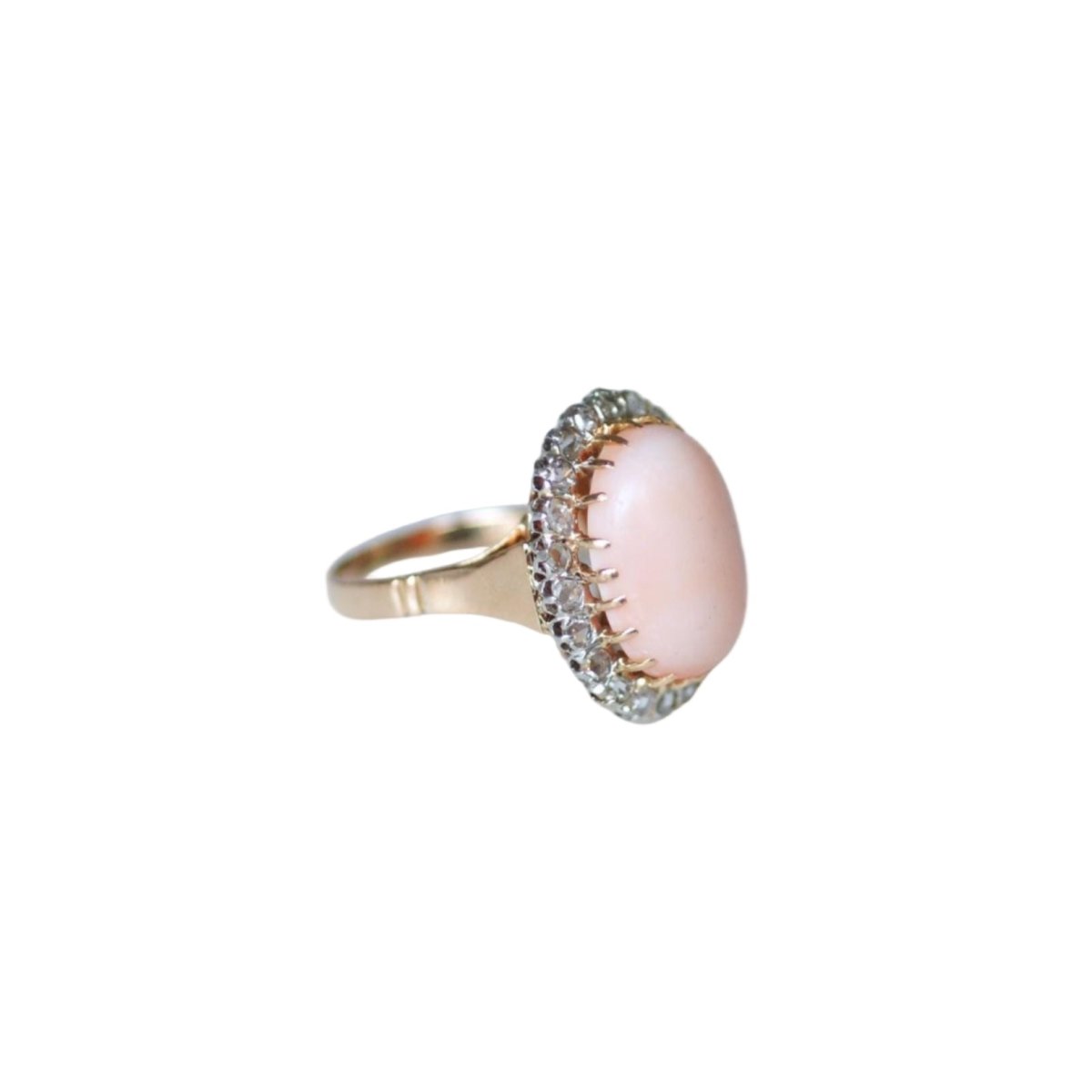 Bague Marguerite en or rose, platine, corail et diamants - Castafiore