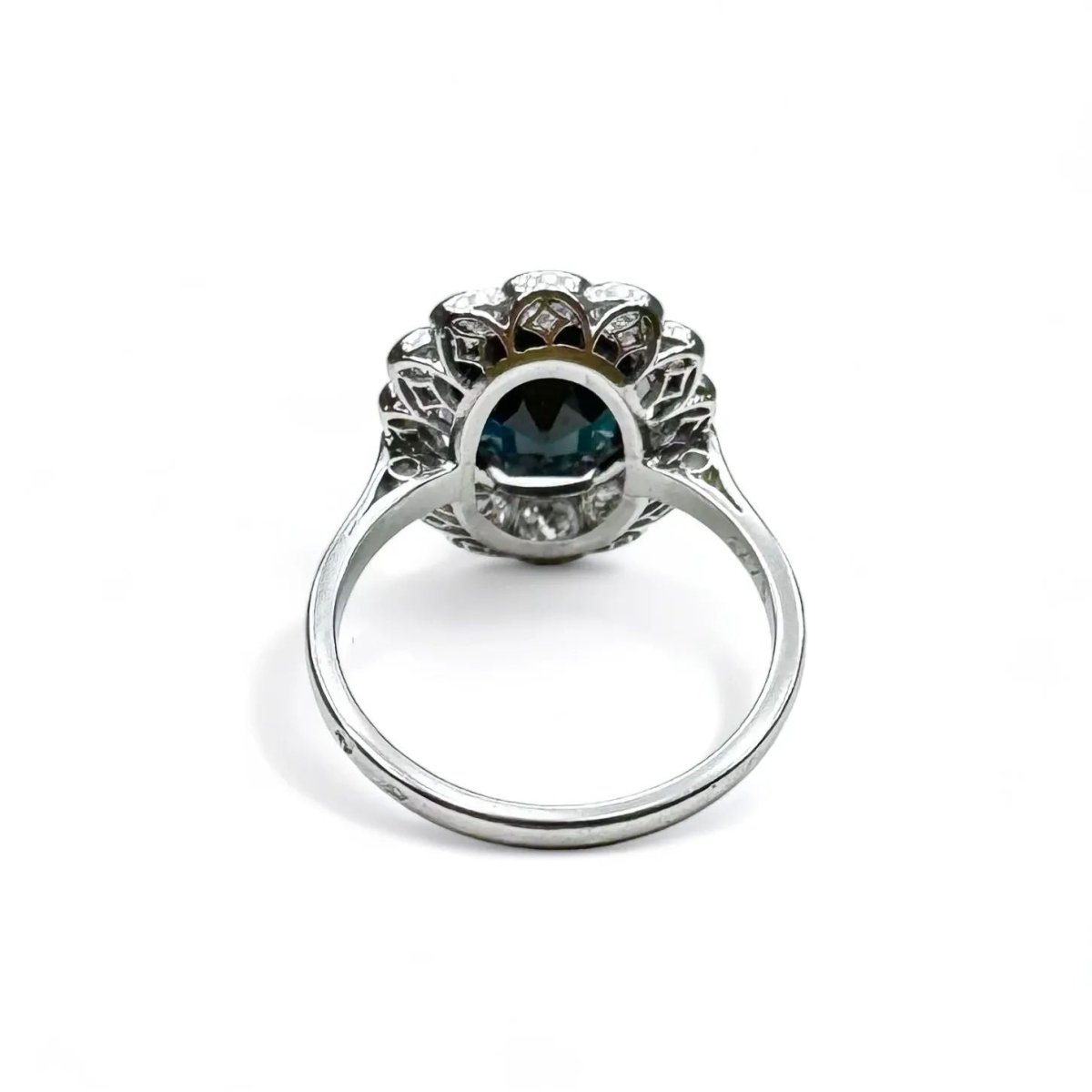 Bague marguerite en platine centrée d’un saphir entouré de diamants. - Castafiore