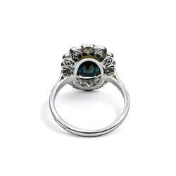 Bague marguerite en platine centrée d’un saphir entouré de diamants. - Castafiore