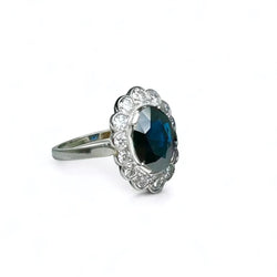 Bague marguerite en platine centrée d’un saphir entouré de diamants. - Castafiore