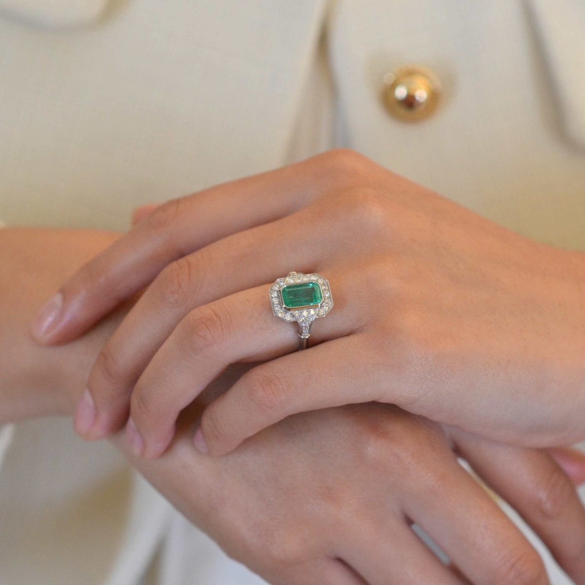 Bague Marguerite en platine, émeraude et diamants - Castafiore