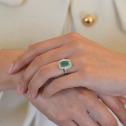 Bague Marguerite en platine, émeraude et diamants - Castafiore