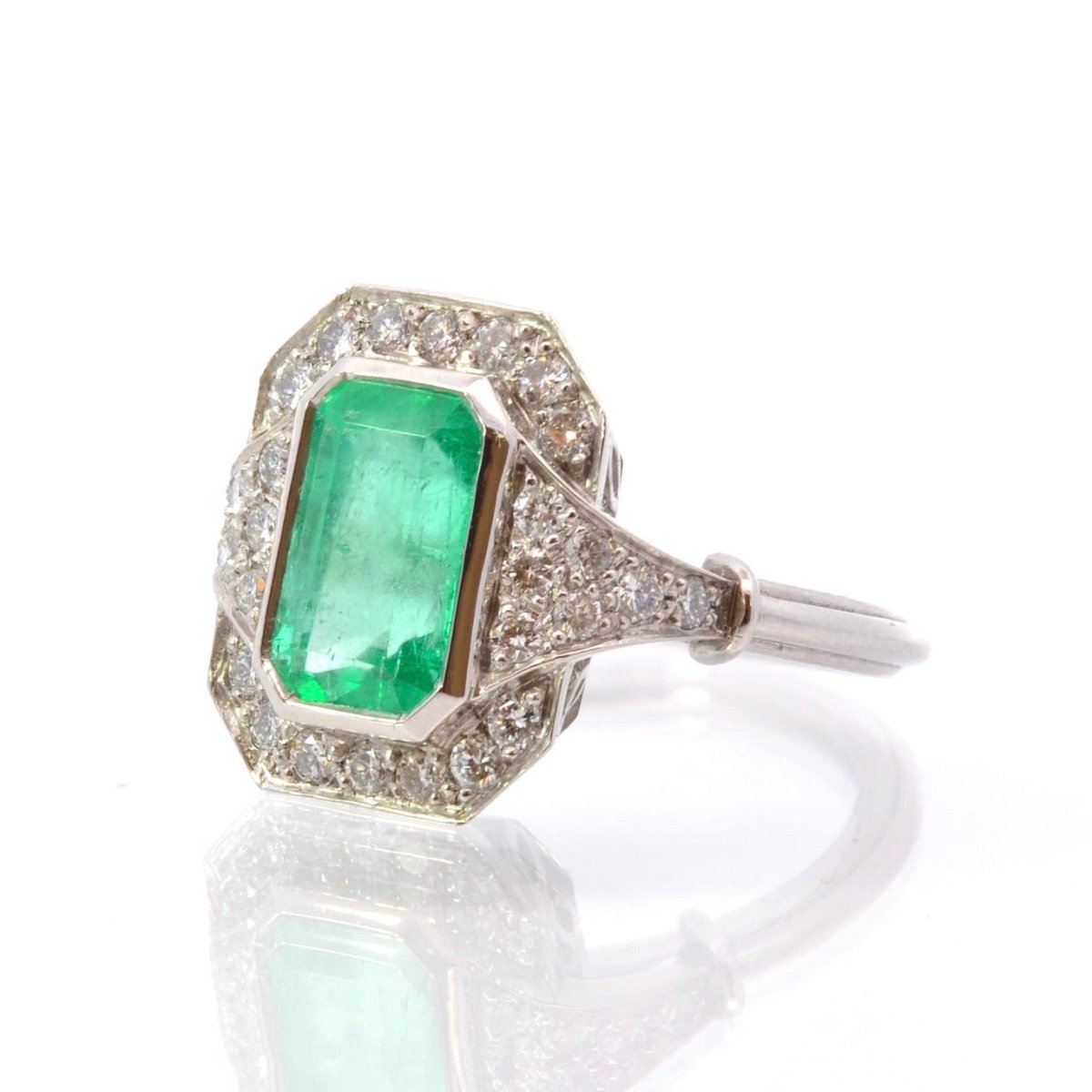 Bague Marguerite en platine, émeraude et diamants - Castafiore