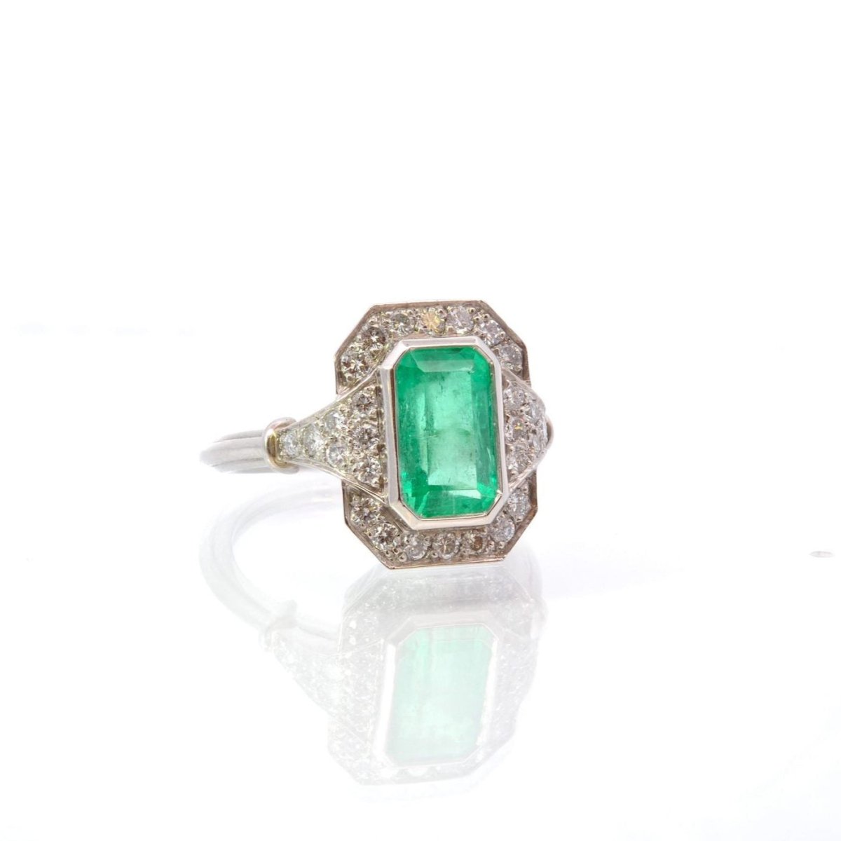 Bague Marguerite en platine, émeraude et diamants - Castafiore