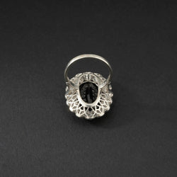 Bague marguerite en platine, saphir et diamants. - Castafiore
