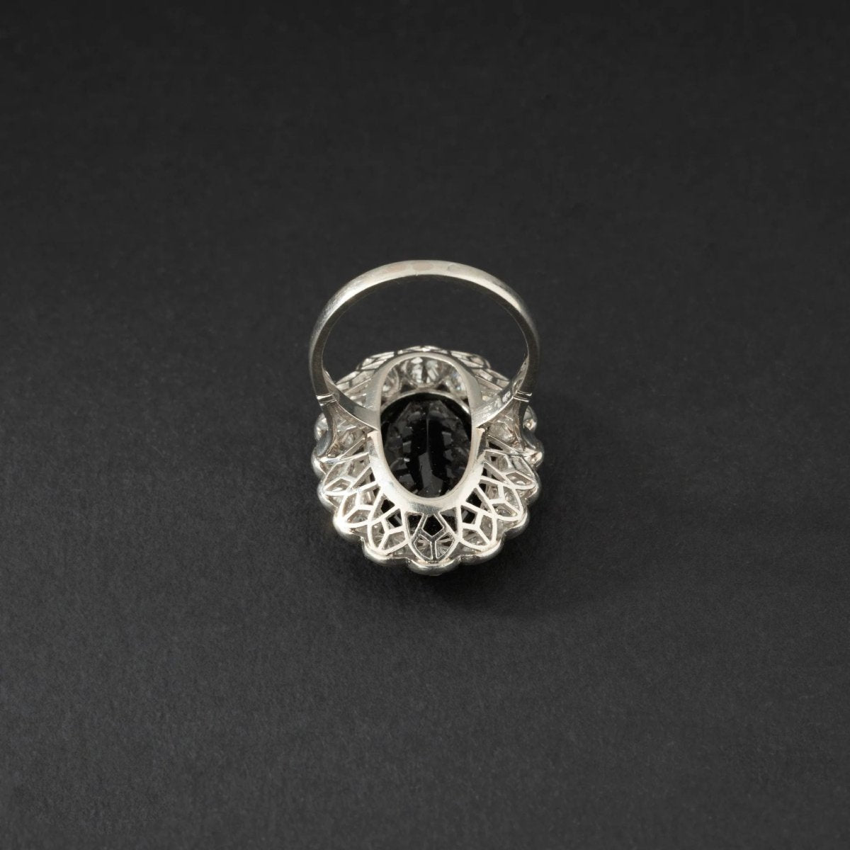 Bague marguerite en platine, saphir et diamants. - Castafiore