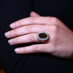 Bague marguerite en platine, saphir et diamants. - Castafiore
