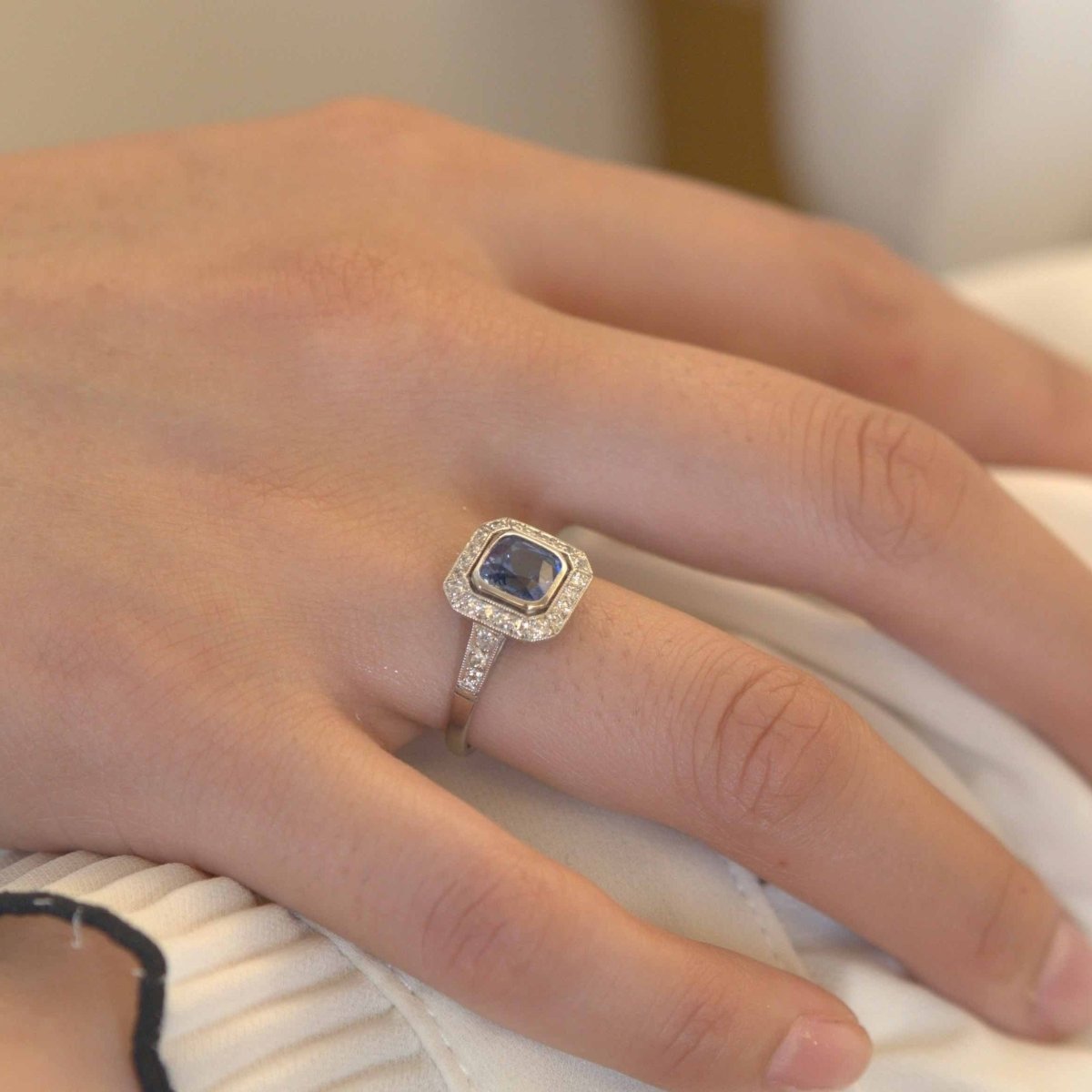 Bague Marguerite en platine, saphir et diamants - Castafiore