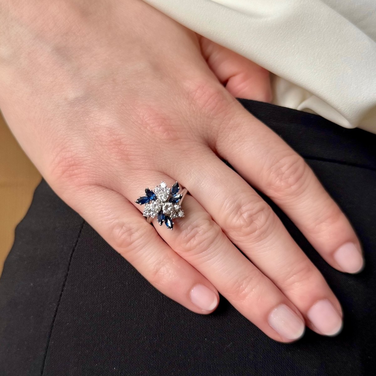 Bague Marguerite JEAN & PIERRE BELLIN en or blanc, platine, saphirs et diamants - Castafiore