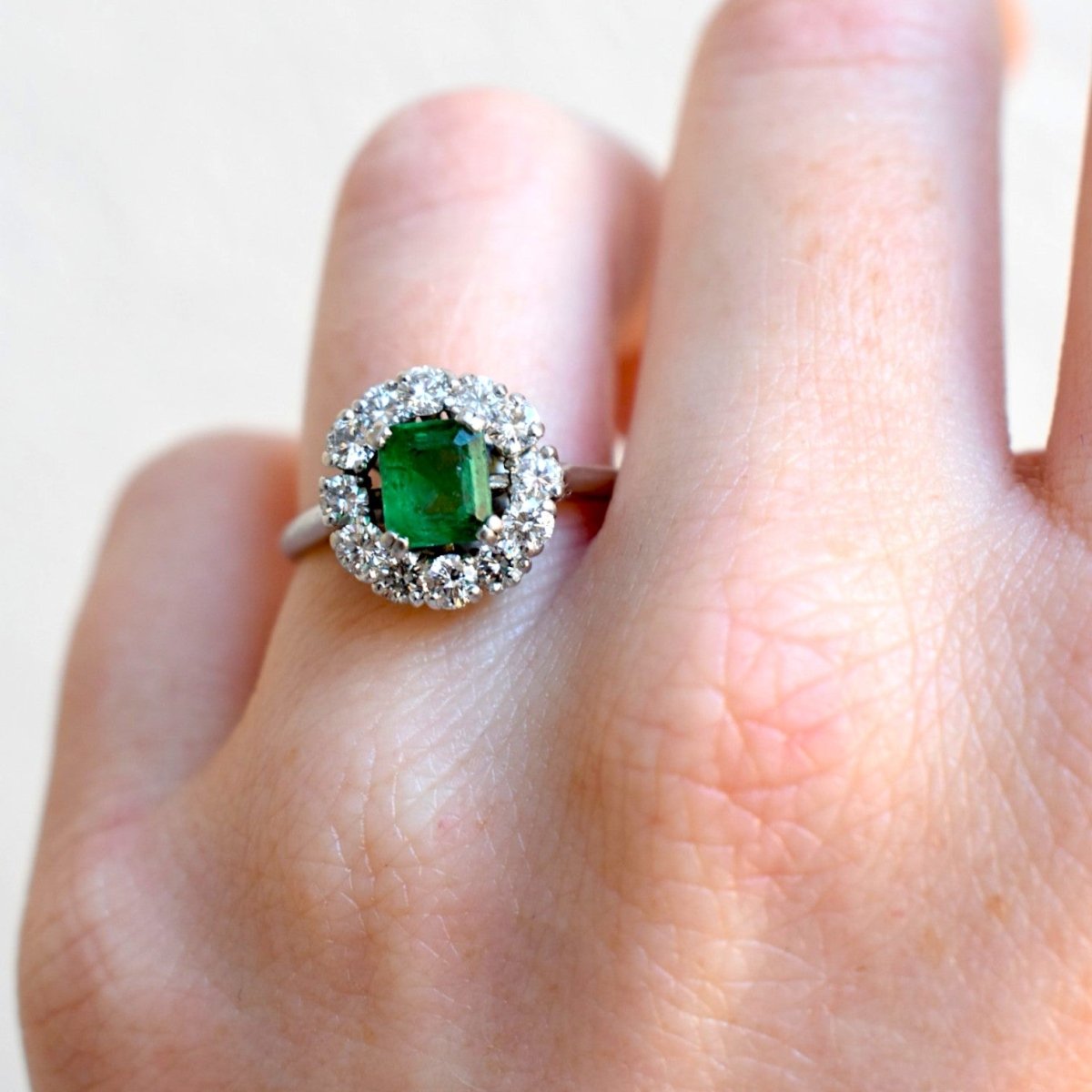 Bague Marguerite MELLERIO en platine, émeraude et diamants - Castafiore