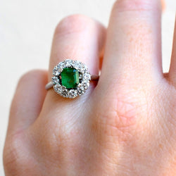 Bague Marguerite MELLERIO en platine, émeraude et diamants - Castafiore