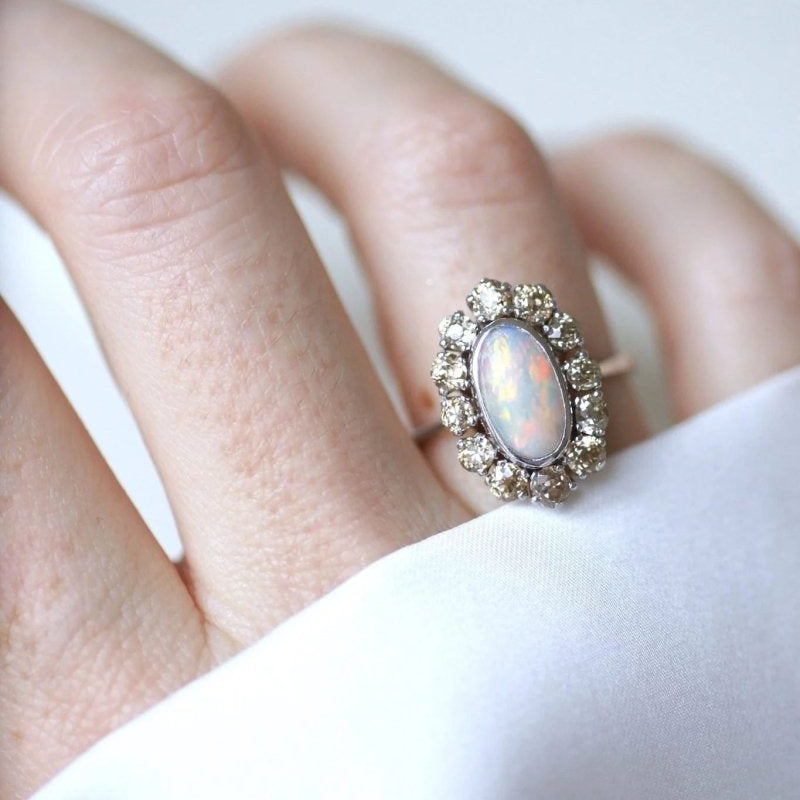 Bague marguerite opale entourage diamants - Castafiore