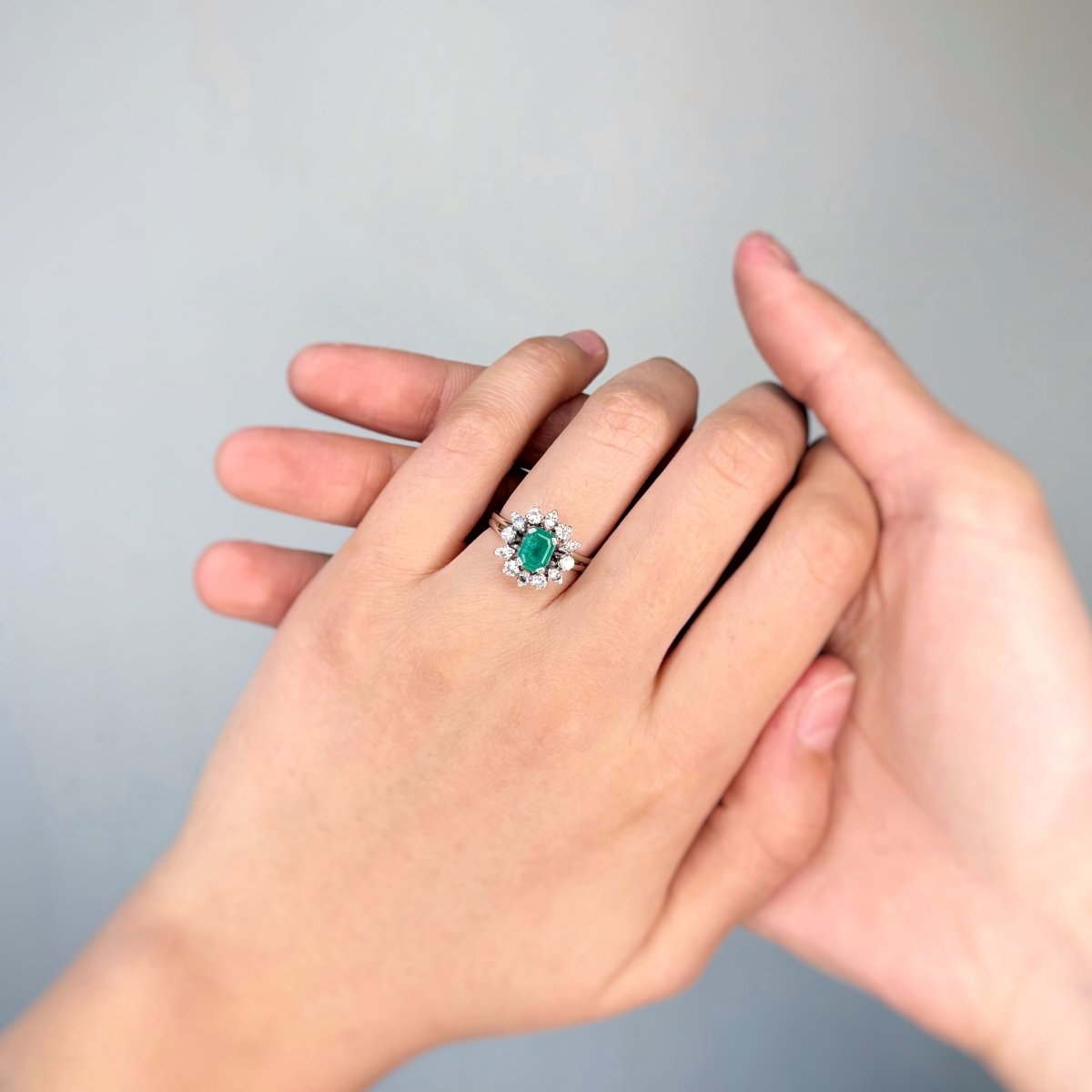 Bague Marguerite - Or blanc, Platine, Emeraude & Diamants - Castafiore