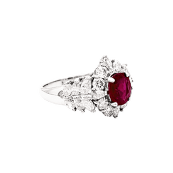 Bague Marguerite or blanc, rubis et diamants. - Castafiore