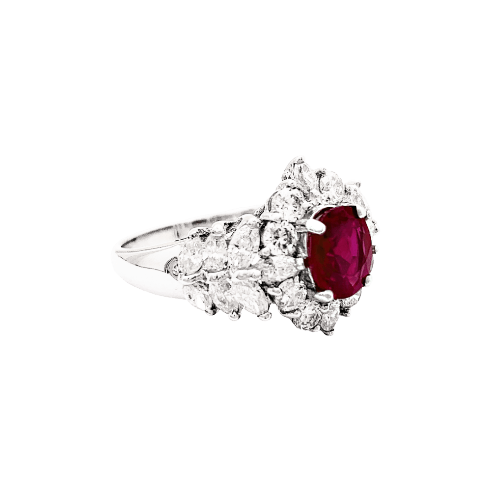 Bague Marguerite or blanc, rubis et diamants. - Castafiore