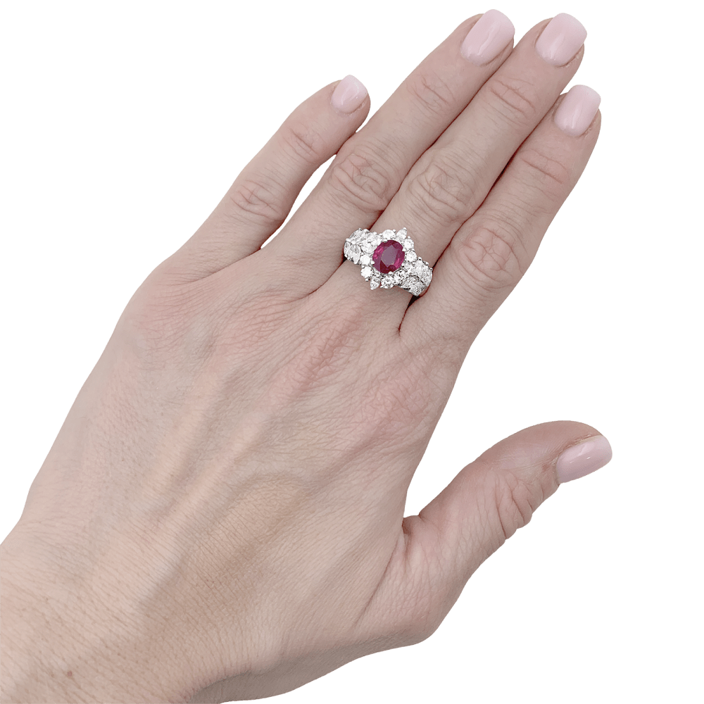 Bague Marguerite or blanc, rubis et diamants. - Castafiore
