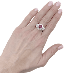 Bague Marguerite or blanc, rubis et diamants. - Castafiore