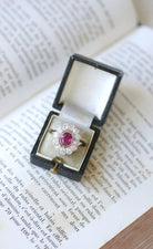 Bague marguerite, rubis Birman non chauffé 1.60 Cts, diamants - Castafiore