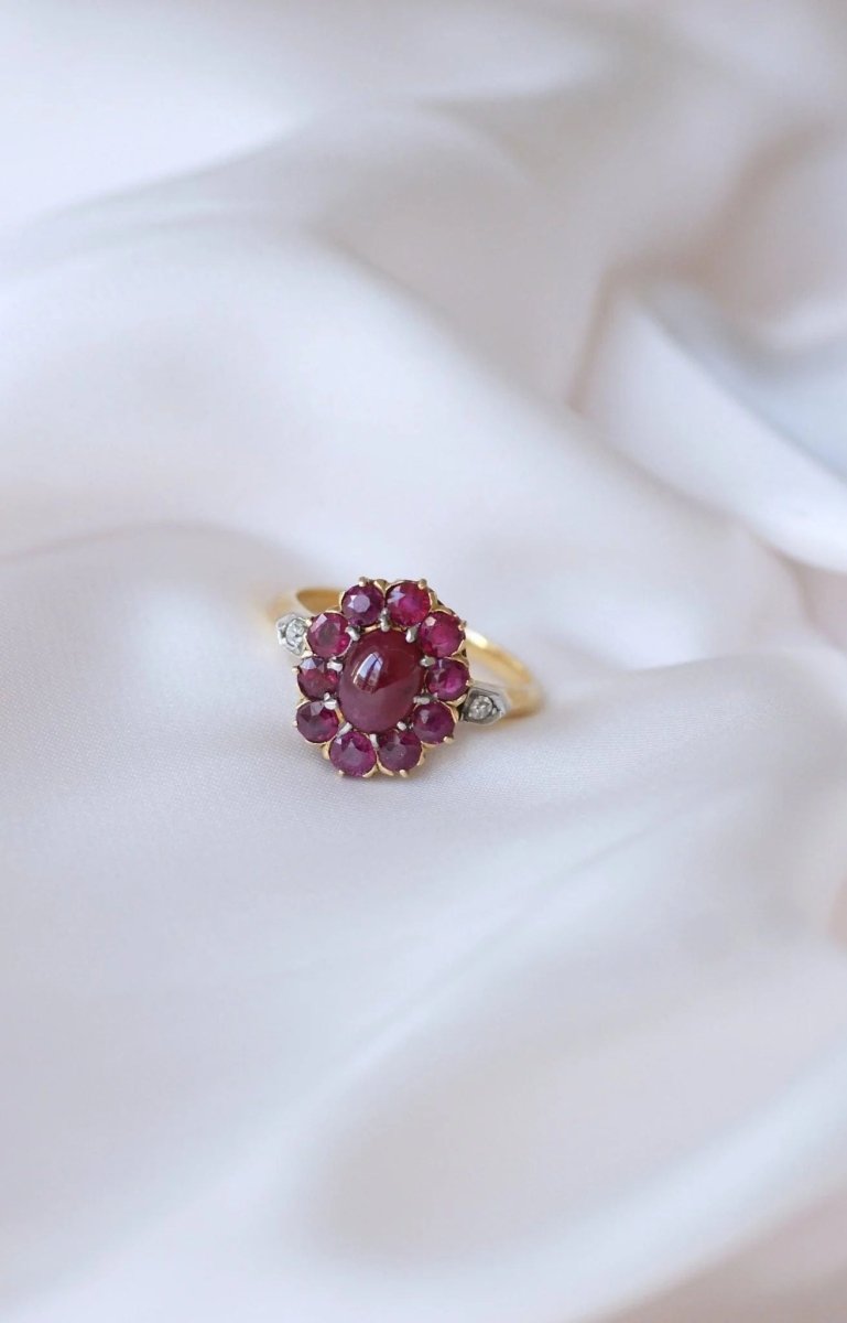 Bague marguerite rubis cabochon et diamants - Castafiore