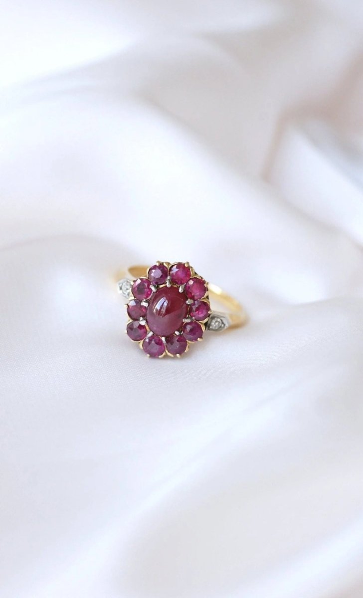 Bague marguerite rubis cabochon et diamants - Castafiore