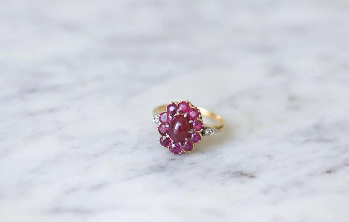 Bague marguerite rubis cabochon et diamants - Castafiore