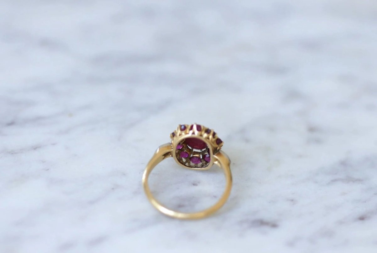 Bague marguerite rubis cabochon et diamants - Castafiore
