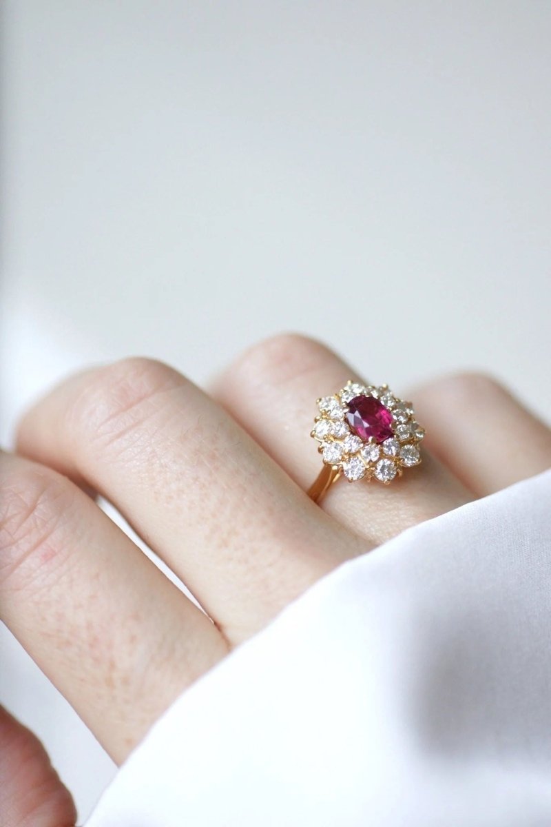 Bague marguerite rubis entourage diamants - Castafiore
