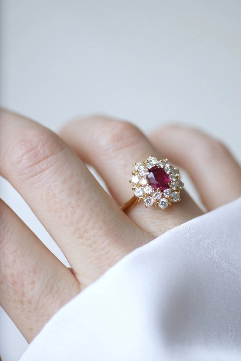 Bague marguerite rubis entourage diamants - Castafiore