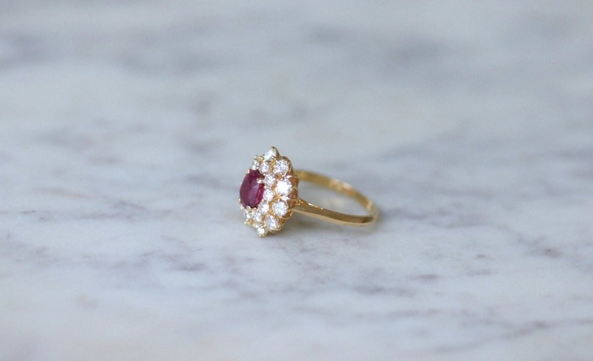 Bague marguerite rubis entourage diamants - Castafiore
