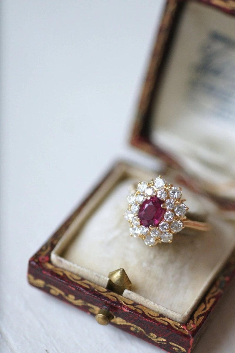 Bague marguerite rubis entourage diamants - Castafiore