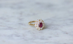 Bague marguerite rubis entourage diamants - Castafiore