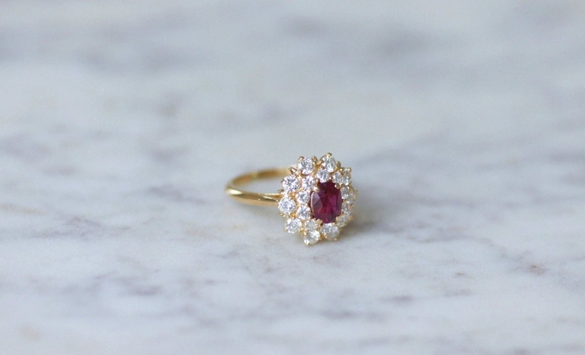 Bague marguerite rubis entourage diamants - Castafiore