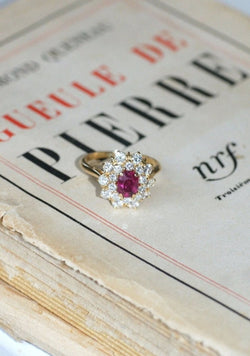 Bague marguerite rubis entourage diamants - Castafiore