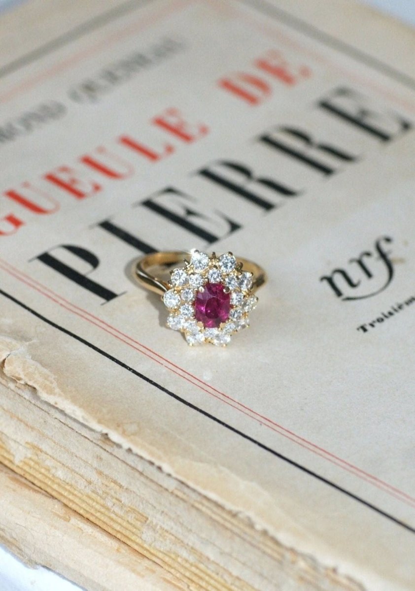 Bague marguerite rubis entourage diamants - Castafiore