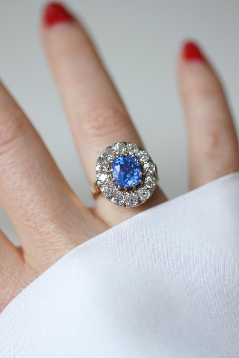 Bague Marguerite Saphir de Ceylan 4,50 Cts et Diamants - Castafiore
