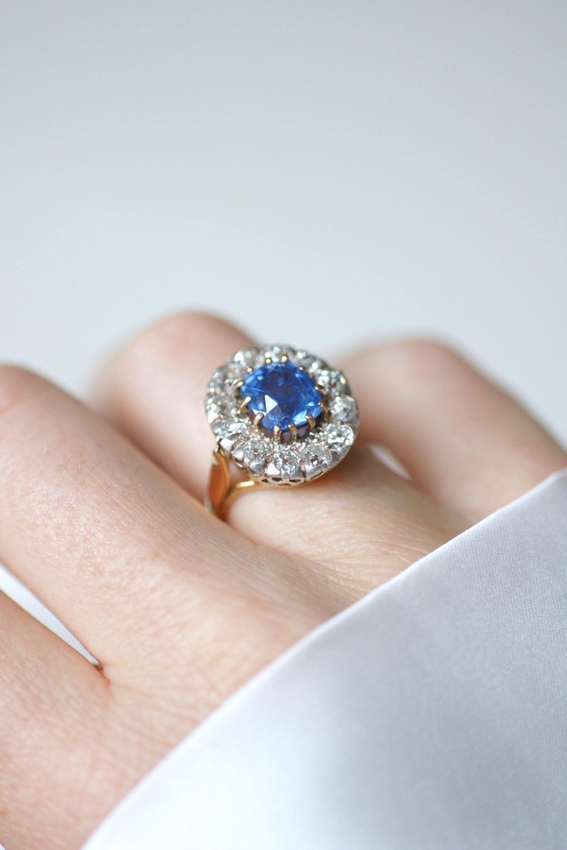 Bague Marguerite Saphir de Ceylan 4,50 Cts et Diamants - Castafiore