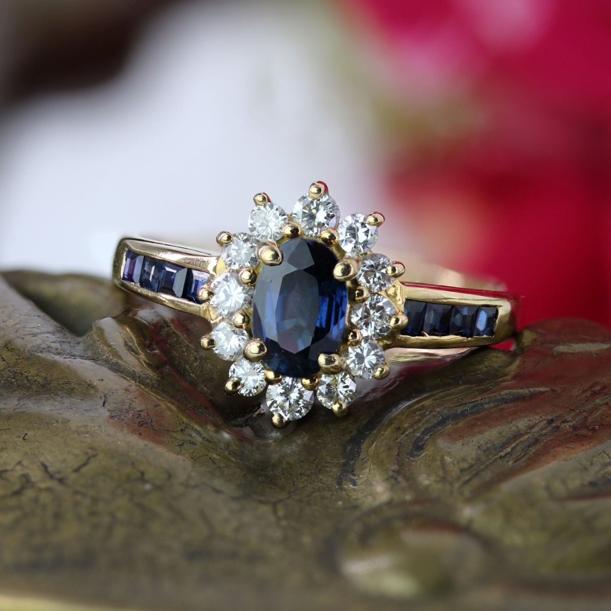 Bague marguerite saphirs diamants et saphirs calibrés - Castafiore