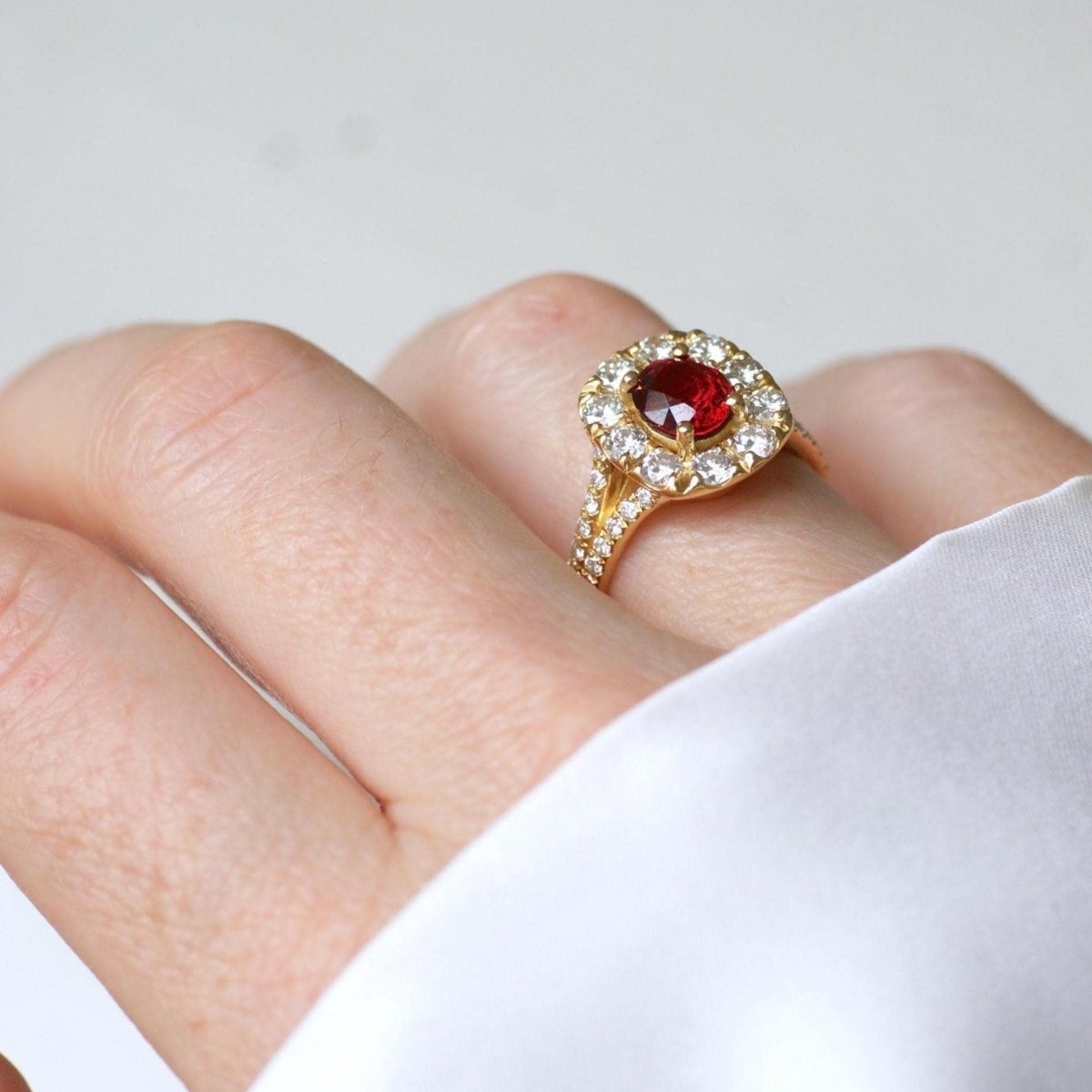 Bague Marguerite Spinelle Entourage Diamants - Castafiore