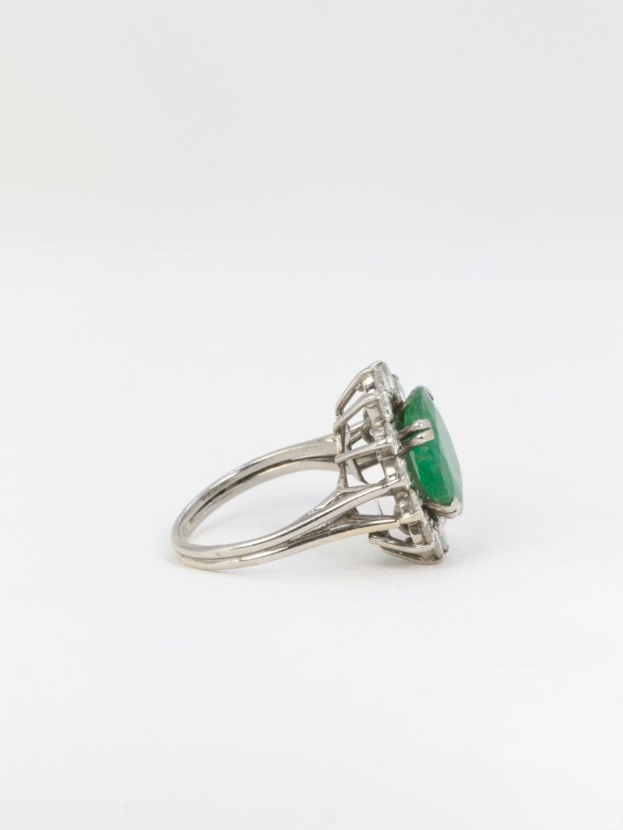 Bague marguerite vintage émeraude ovale diamants - Castafiore