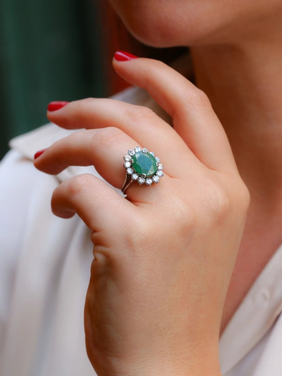 Bague marguerite vintage émeraude ovale diamants - Castafiore